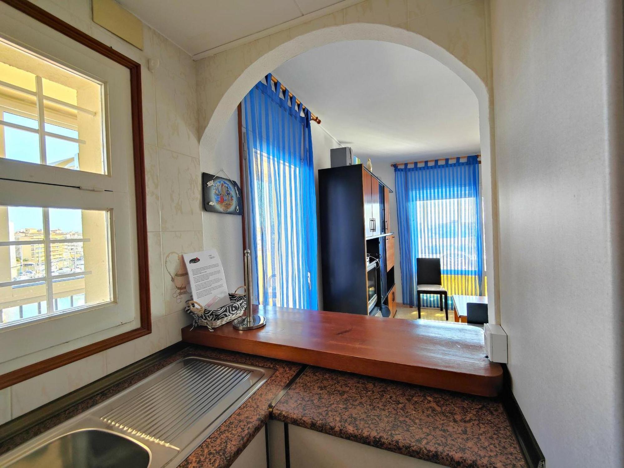 Soleado Con Terraza, A/a Y Garaje En Roses, Cerca De Playa Y Parque Natural - Es-258-63 Apartment